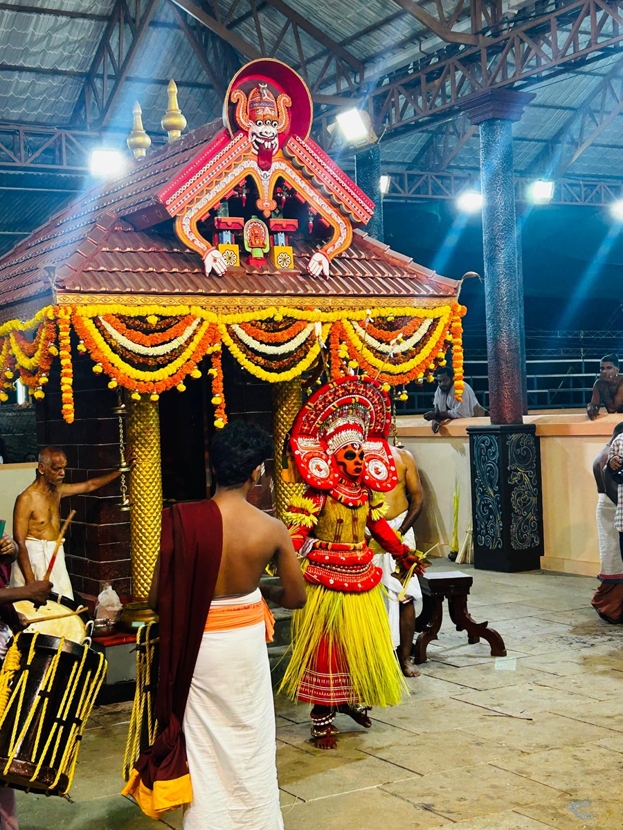 Monthi Kolam / Nellu Kuthi Pothi Theyyam